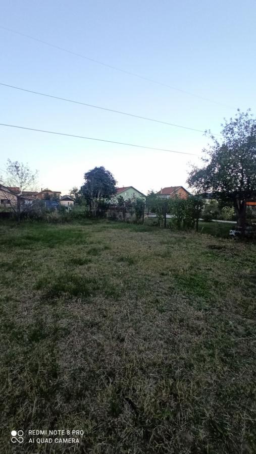 Parcela za izgradnju sa svim priključcima i uknjiženim objektom za adaptaciju u Crvenim livadama 27