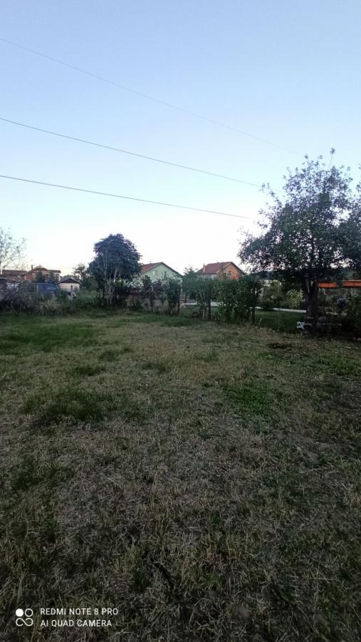 Parcela za izgradnju sa svim priključcima i uknjiženim objektom za adaptaciju u Crvenim livadama 28