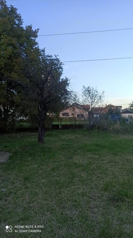 Parcela za izgradnju sa svim priključcima i uknjiženim objektom za adaptaciju u Crvenim livadama 29