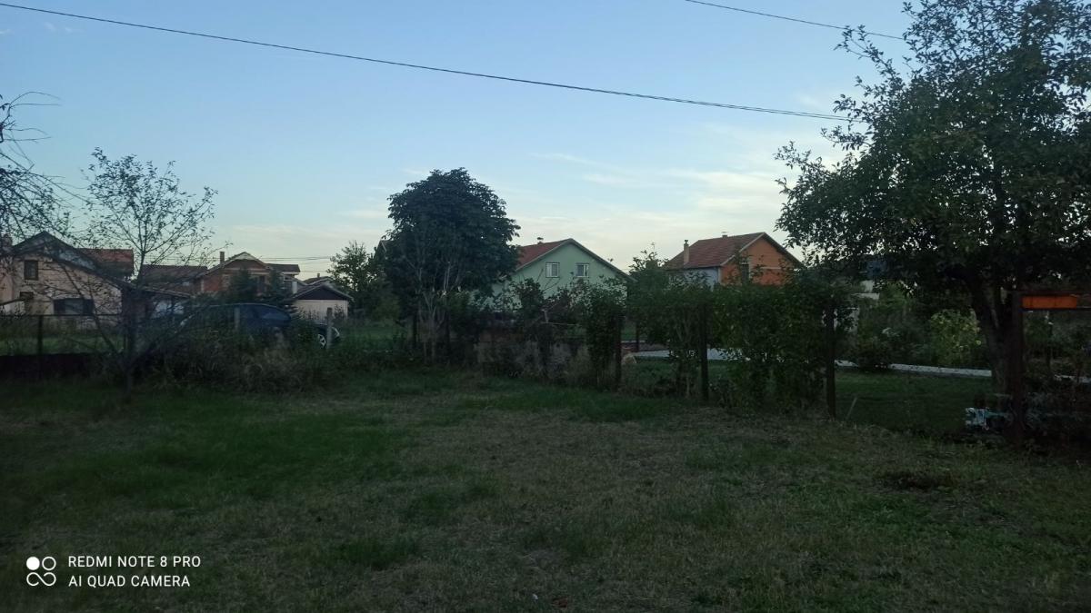 Parcela za izgradnju sa svim priključcima i uknjiženim objektom za adaptaciju u Crvenim livadama 3