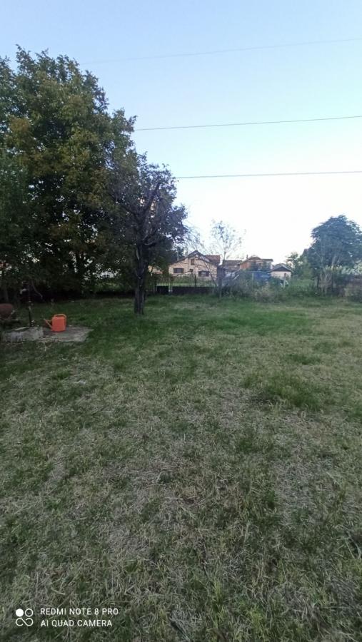 Parcela za izgradnju sa svim priključcima i uknjiženim objektom za adaptaciju u Crvenim livadama 30