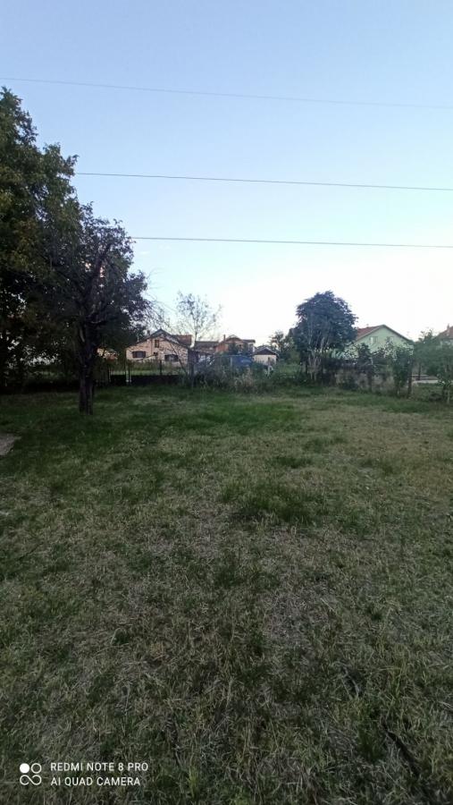 Parcela za izgradnju sa svim priključcima i uknjiženim objektom za adaptaciju u Crvenim livadama 31