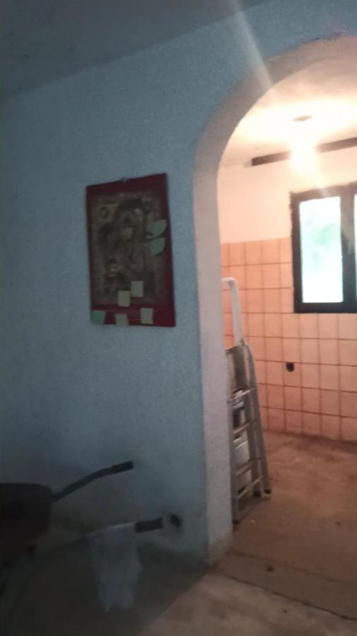 Parcela za izgradnju sa svim priključcima i uknjiženim objektom za adaptaciju u Crvenim livadama 35