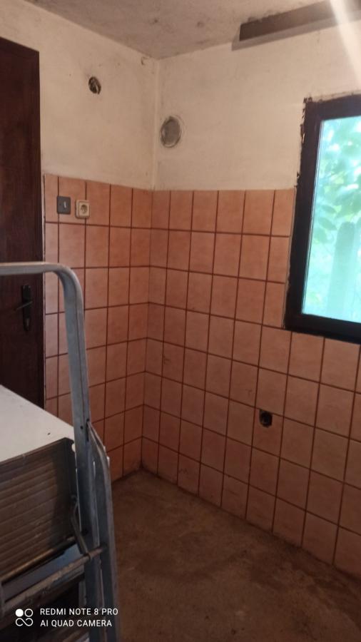 Parcela za izgradnju sa svim priključcima i uknjiženim objektom za adaptaciju u Crvenim livadama 38