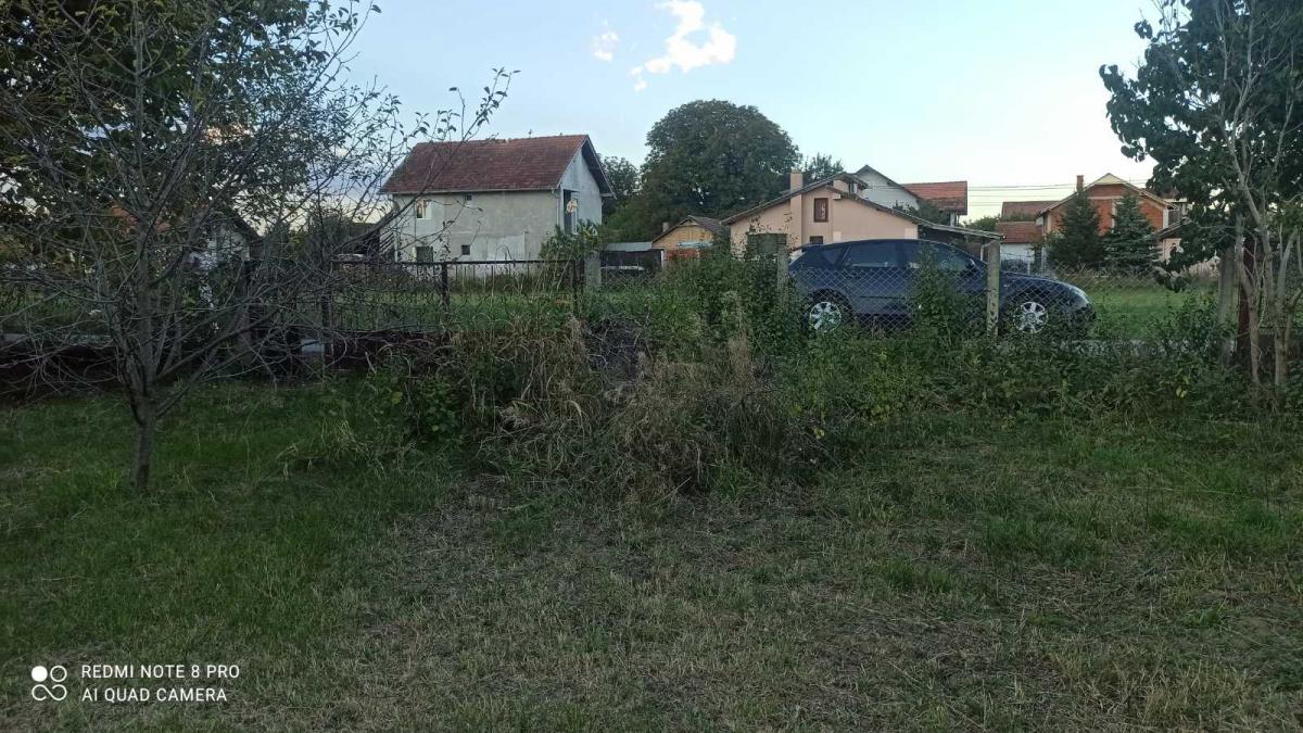 Parcela za izgradnju sa svim priključcima i uknjiženim objektom za adaptaciju u Crvenim livadama 4