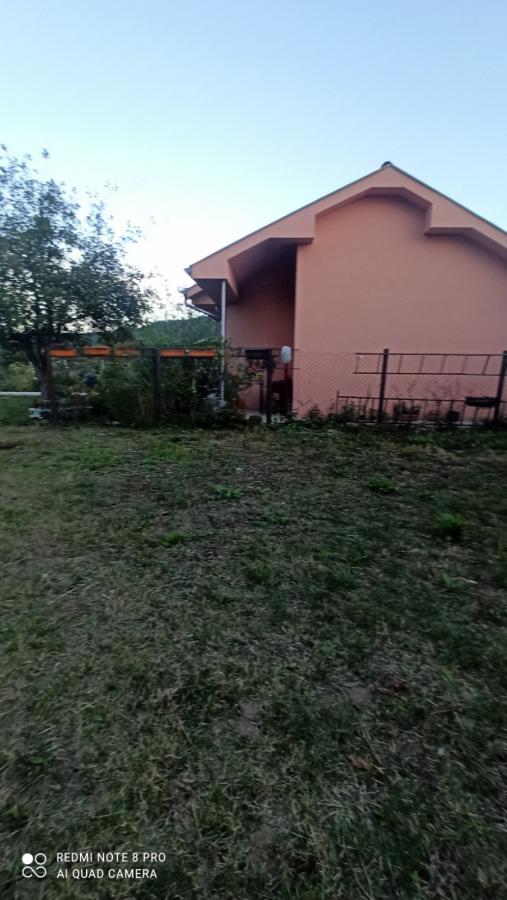 Parcela za izgradnju sa svim priključcima i uknjiženim objektom za adaptaciju u Crvenim livadama 7