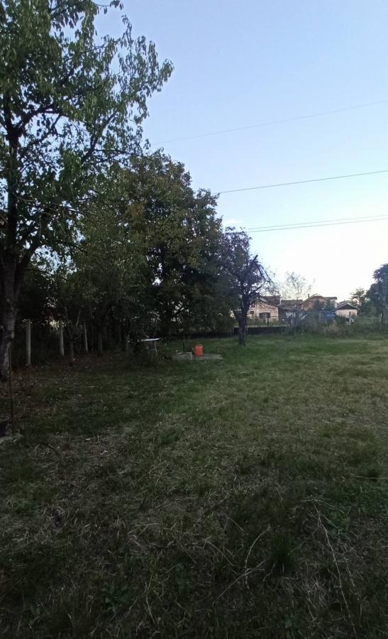 Parcela za izgradnju sa svim priključcima i uknjiženim objektom za adaptaciju u Crvenim livadama 9