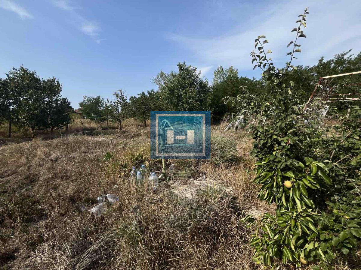 Veliki plac sa vikendicom u naselju Sarina Međa 10