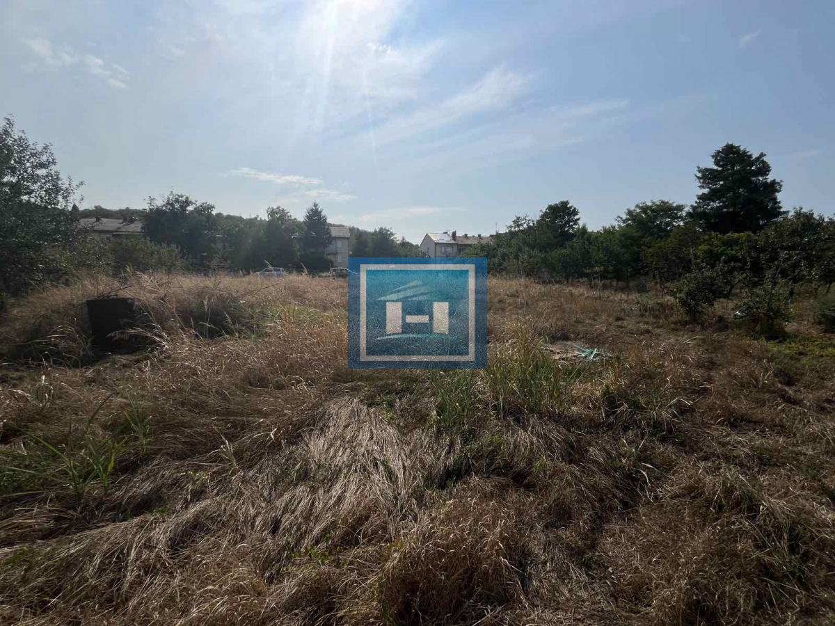 Veliki plac sa vikendicom u naselju Sarina Međa 11