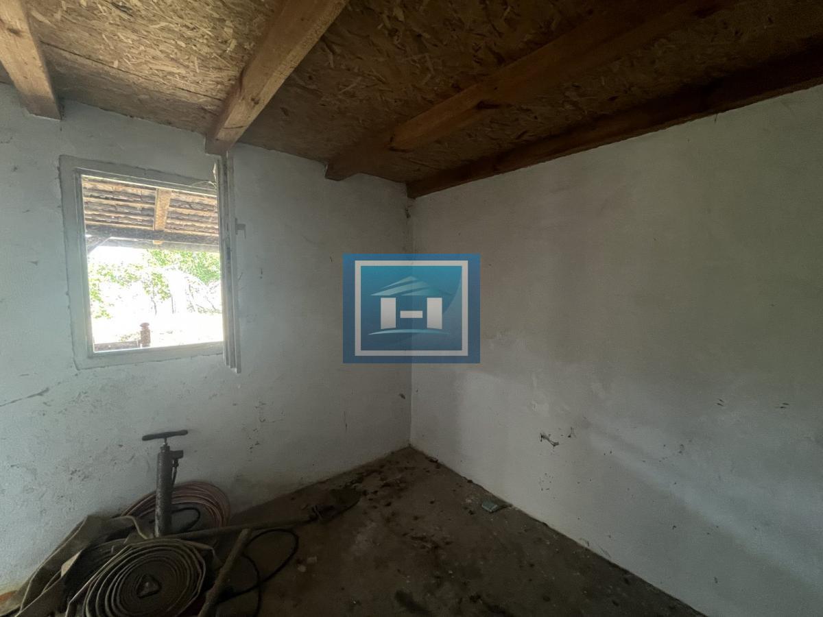 Veliki plac sa vikendicom u naselju Sarina Međa 2