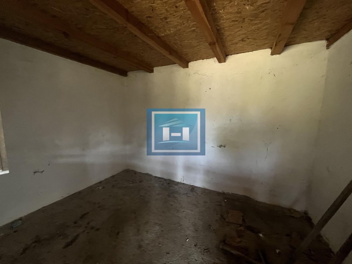 Veliki plac sa vikendicom u naselju Sarina Međa 3