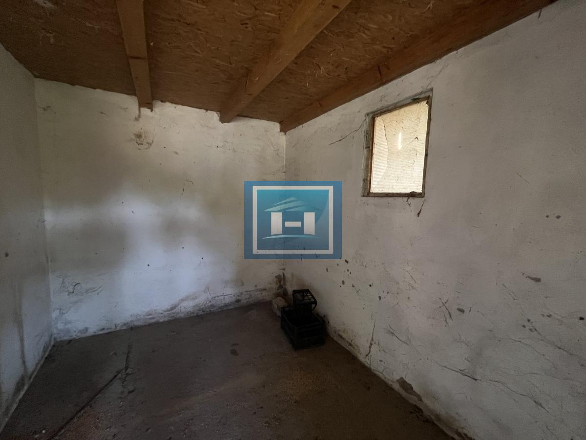 Veliki plac sa vikendicom u naselju Sarina Međa 4