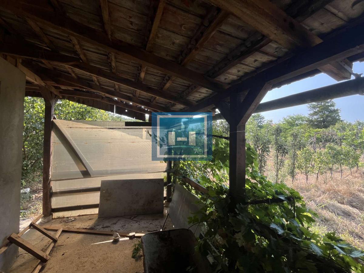 Veliki plac sa vikendicom u naselju Sarina Međa 5