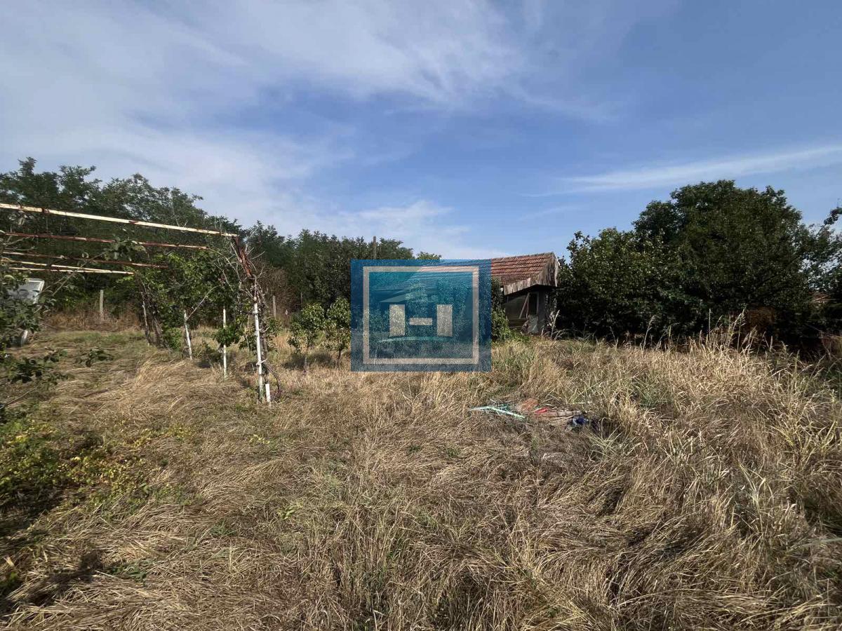 Veliki plac sa vikendicom u naselju Sarina Međa 6