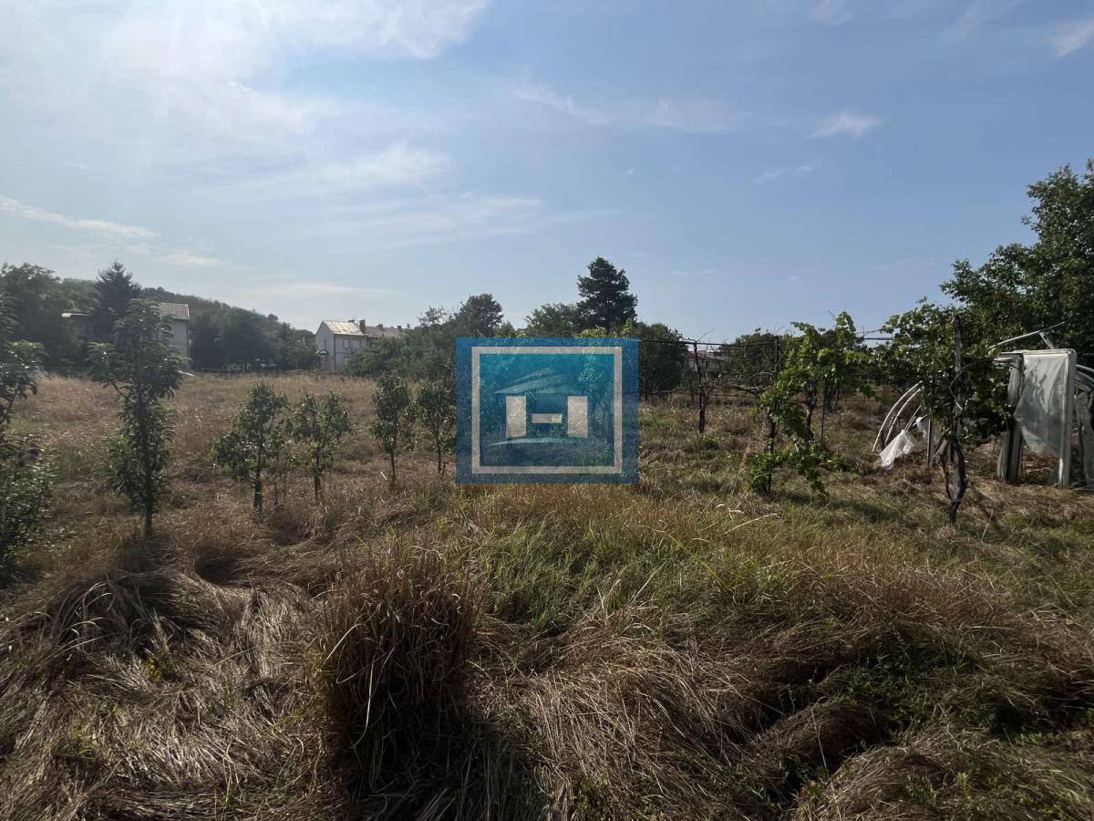 Veliki plac sa vikendicom u naselju Sarina Međa 7