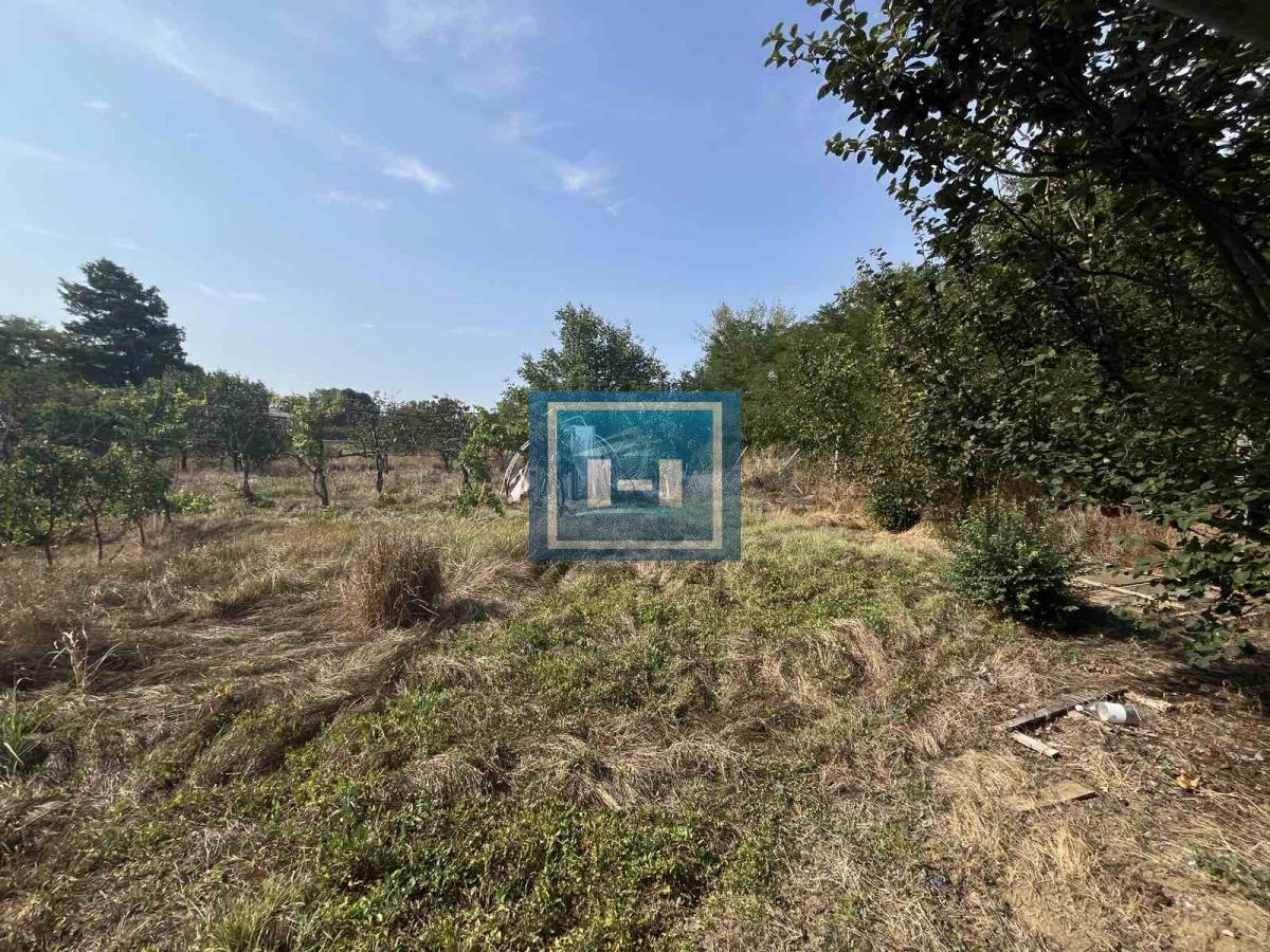 Veliki plac sa vikendicom u naselju Sarina Međa 8