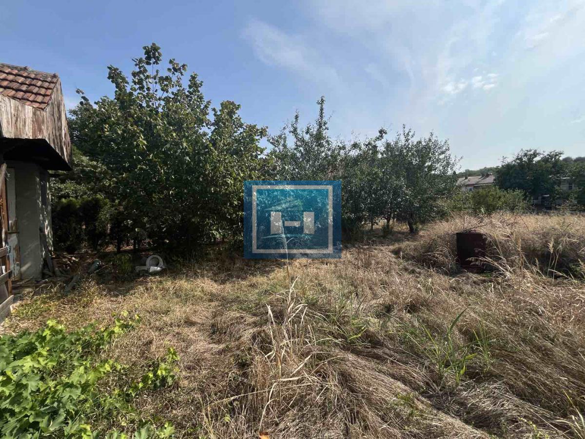 Veliki plac sa vikendicom u naselju Sarina Međa 9