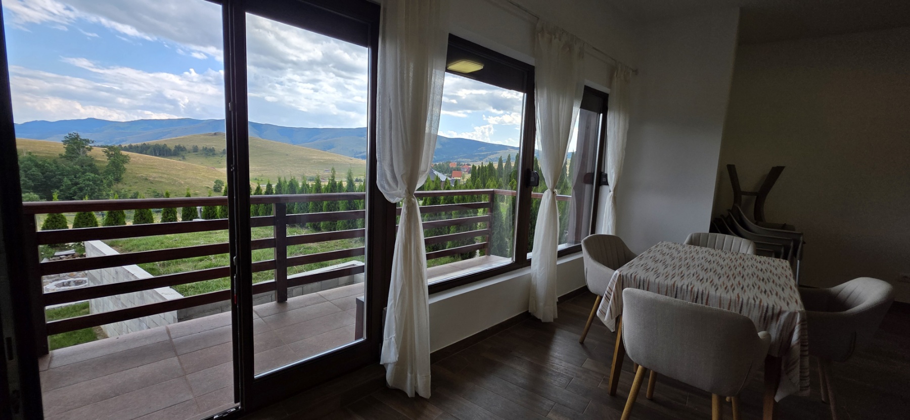 ELITNA LOKACIJA LUX TROSOBAN STAN NA PRODAJU SA DVORIŠTEM I PARKING MESTOM ZLATIBOR 1