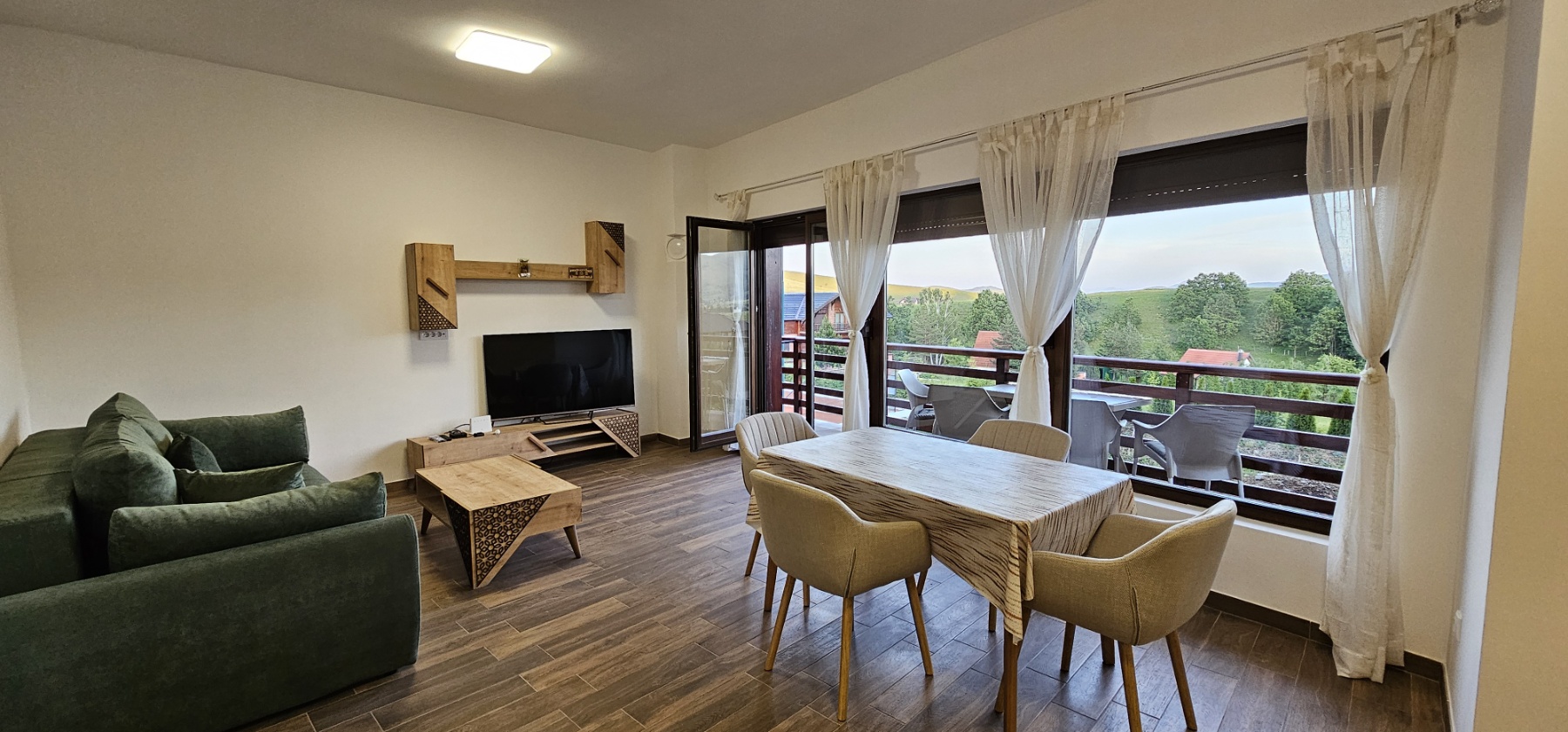 ELITNA LOKACIJA LUX TROSOBAN STAN NA PRODAJU SA DVORIŠTEM I PARKING MESTOM ZLATIBOR 2