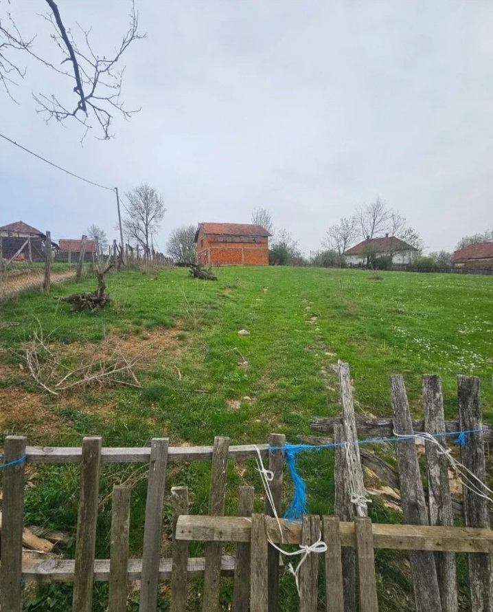 Prodajem gradjevinski plac Kosmaj 3