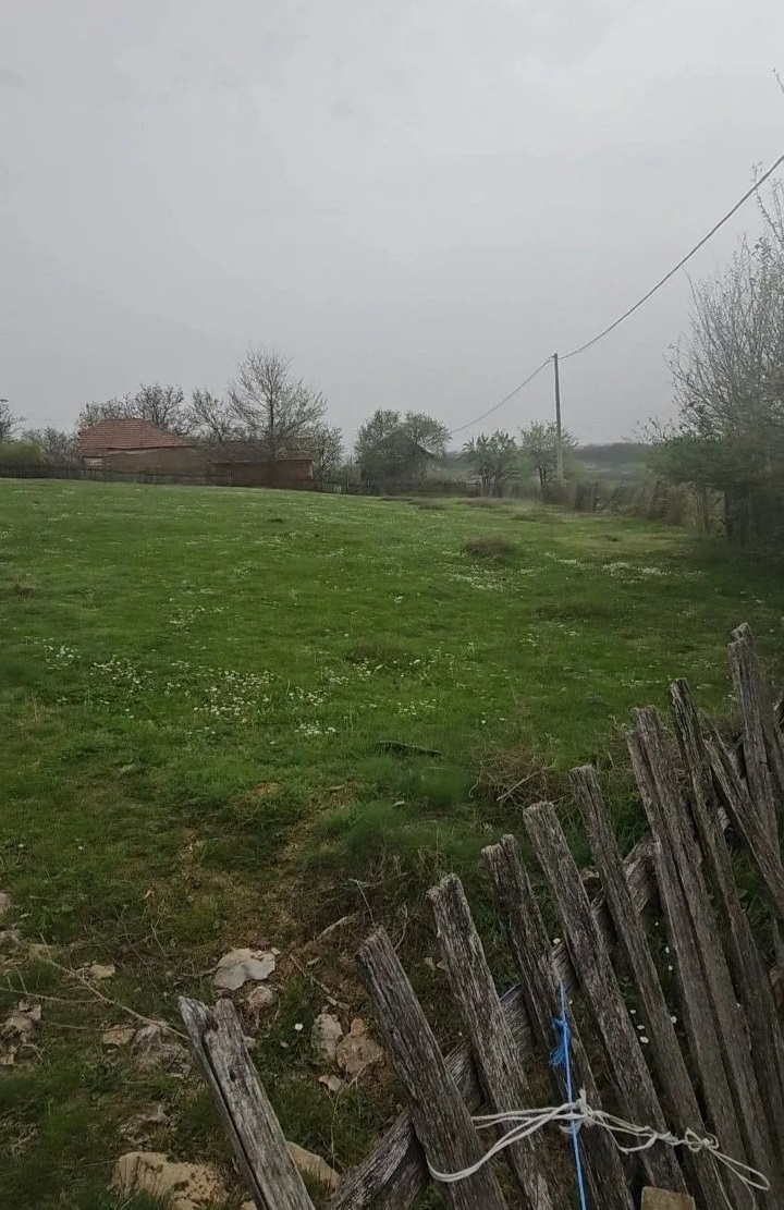 Prodajem gradjevinski plac Kosmaj 4