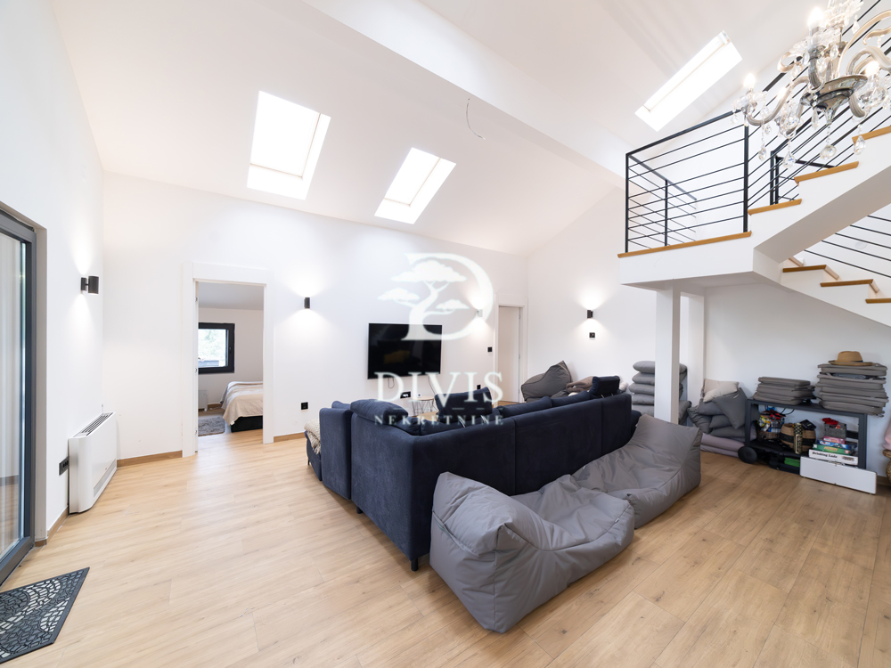 Kuća sa bazenom  tri etaže  Kosmaj  Koraćica  100a 1