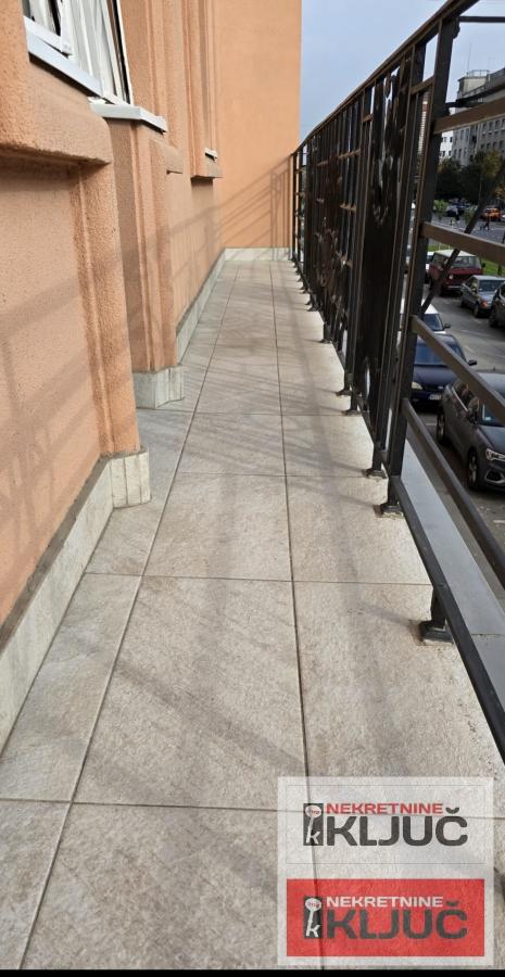 CENTAR IZDAJE SE JEDNOSOBAN STAN ZA POSLOVNE DELATNOSTI 15