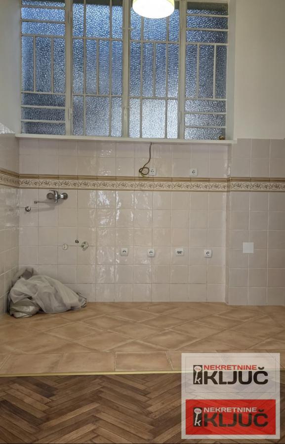 CENTAR IZDAJE SE JEDNOSOBAN STAN ZA POSLOVNE DELATNOSTI 5