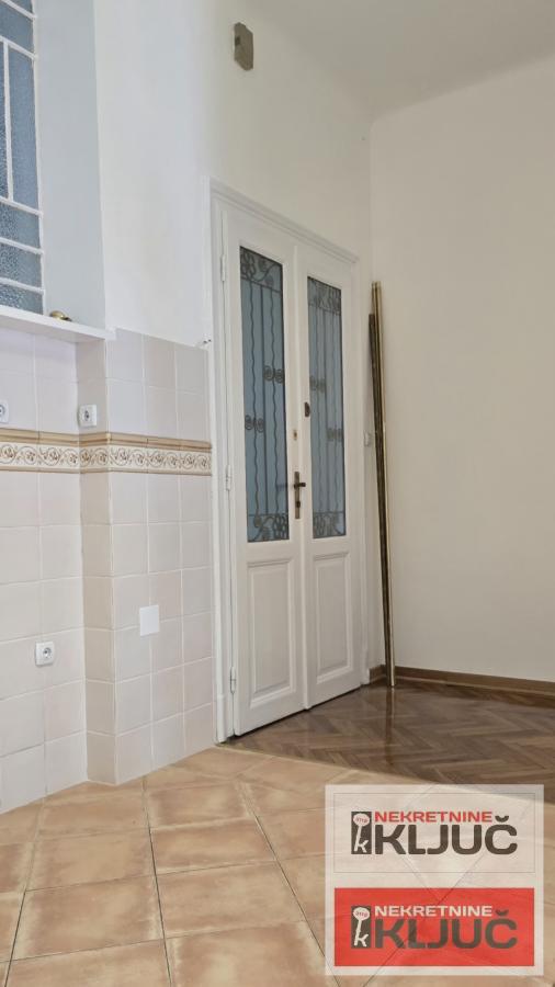 CENTAR IZDAJE SE JEDNOSOBAN STAN ZA POSLOVNE DELATNOSTI 7