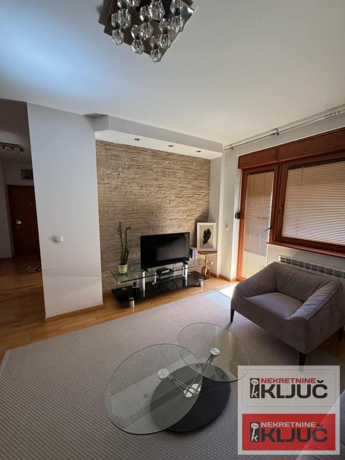 SPENS IZDAJE SE DVOSOBAN MODERNO OPREMLJEN STAN 12