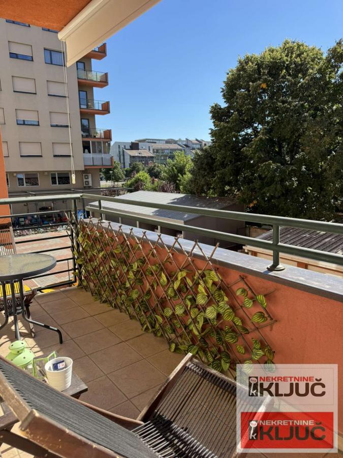 SPENS IZDAJE SE DVOSOBAN MODERNO OPREMLJEN STAN 14