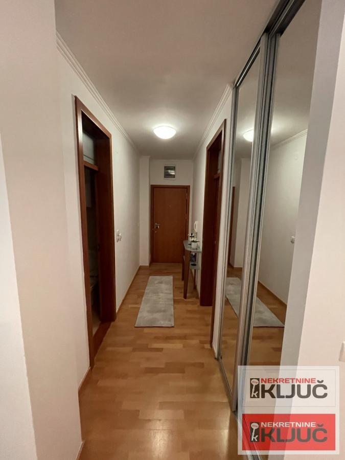 SPENS IZDAJE SE DVOSOBAN MODERNO OPREMLJEN STAN 8