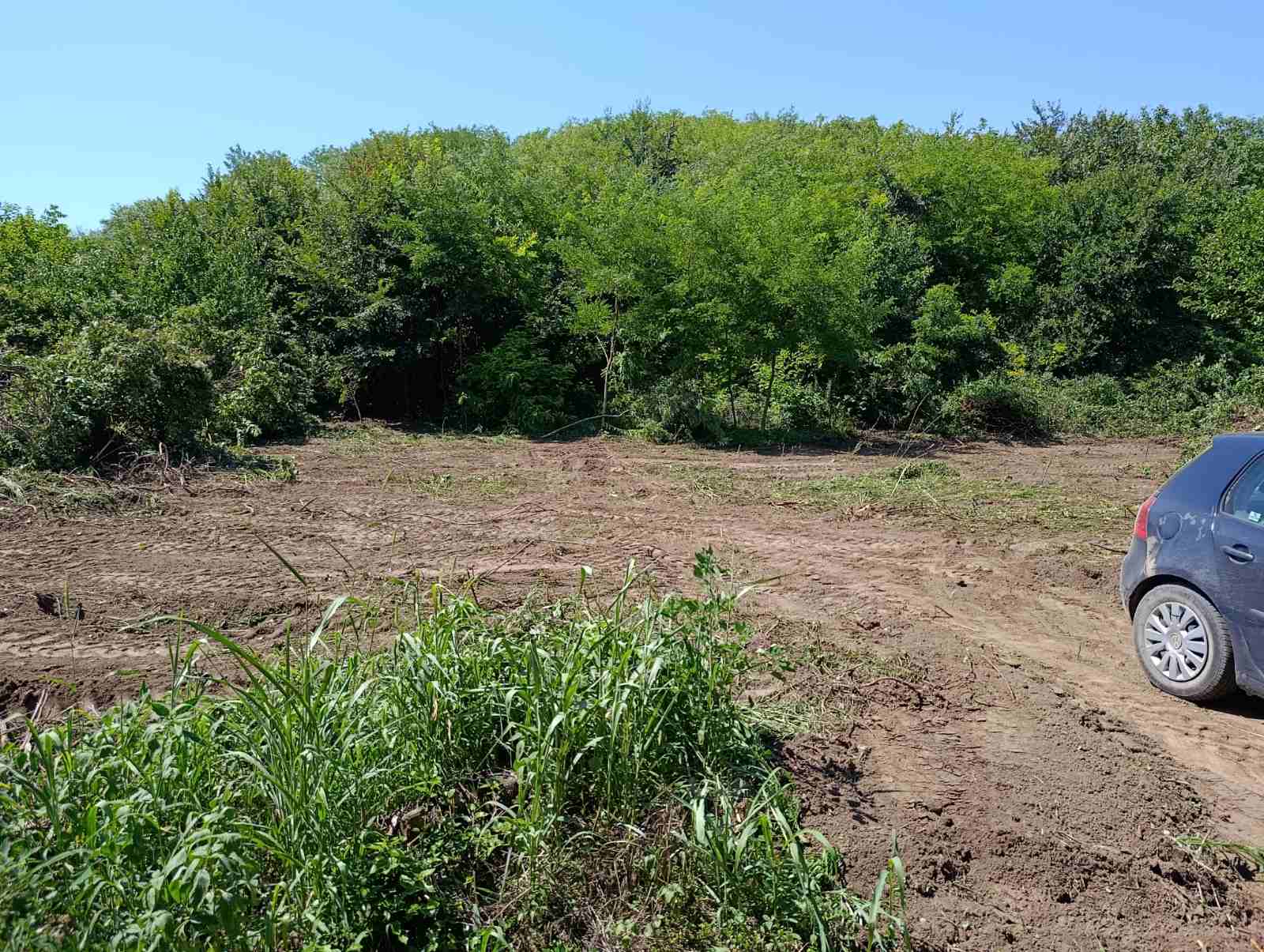 Prodajem dva placa od 4 ara Krcedin 2