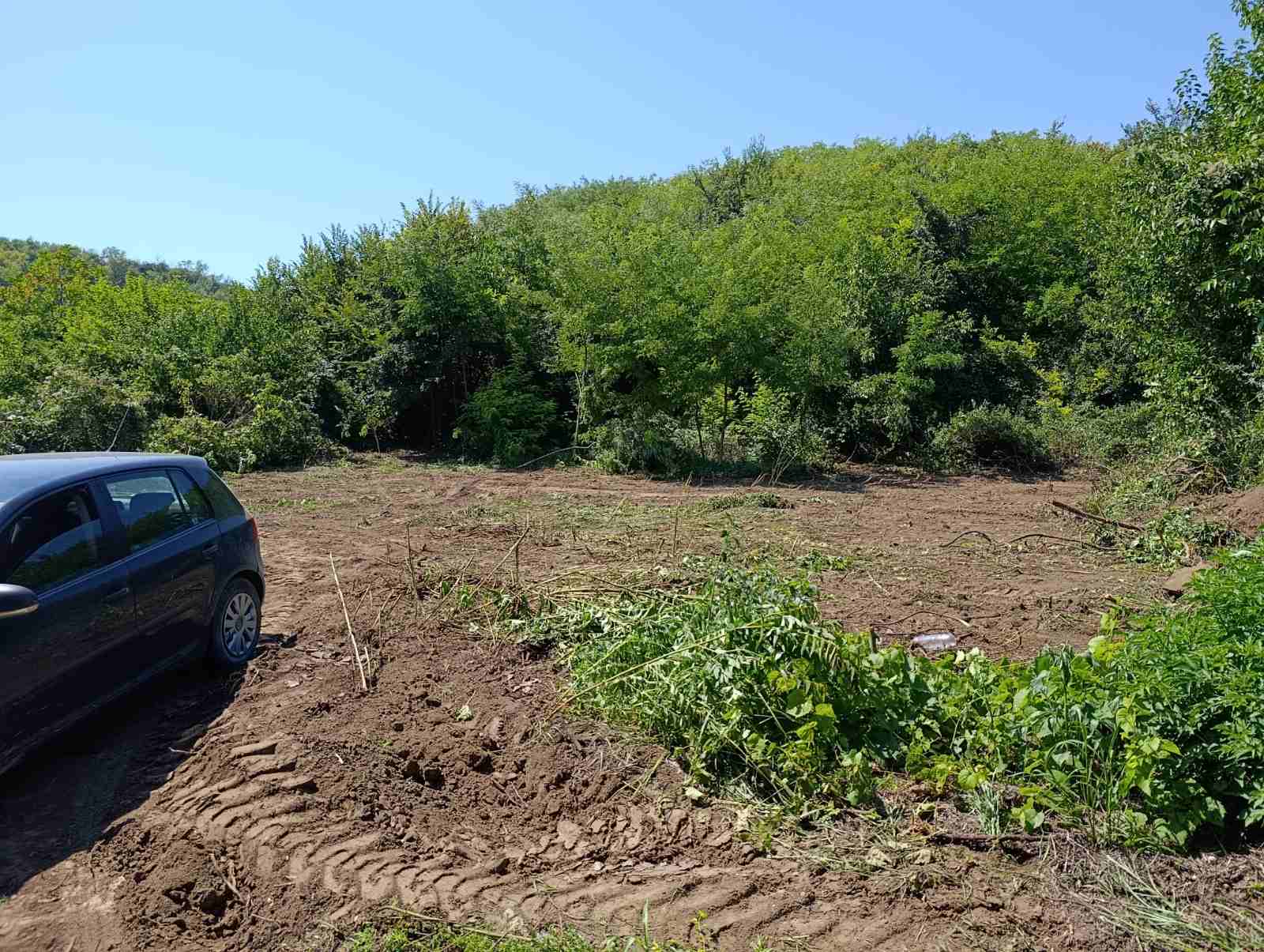 Prodajem dva placa od 4 ara Krcedin 3