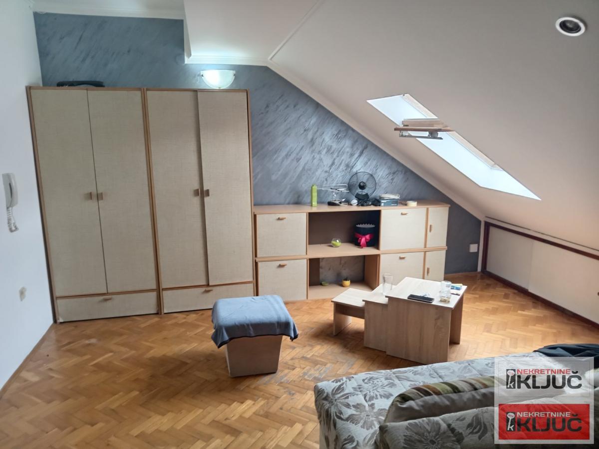 SOCIJALNO, 25m2, Garsonjera sa galerijom 1