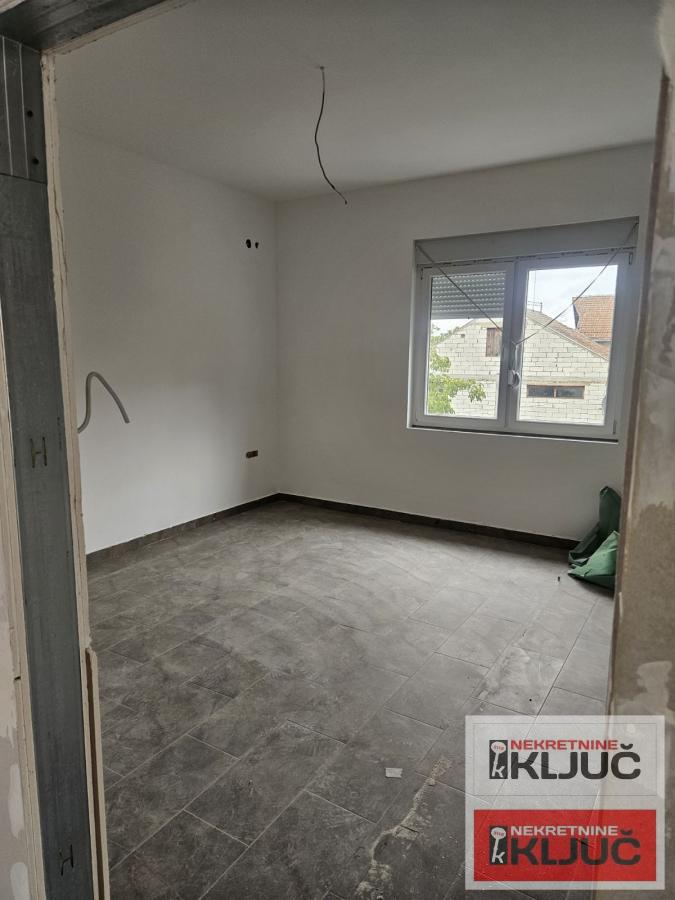 KLISA IZDAJE SE KANCELARIJSKI PROSTOR 13