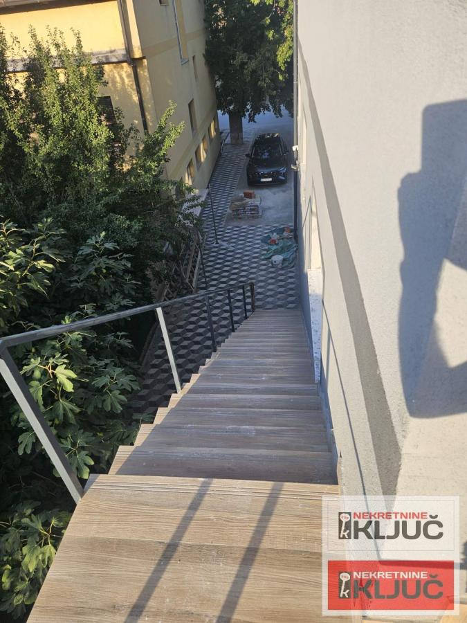 KLISA IZDAJE SE KANCELARIJSKI PROSTOR 15