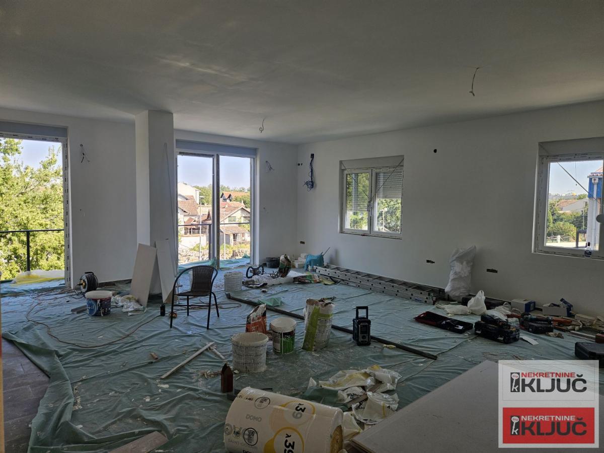 KLISA IZDAJE SE KANCELARIJSKI PROSTOR 17