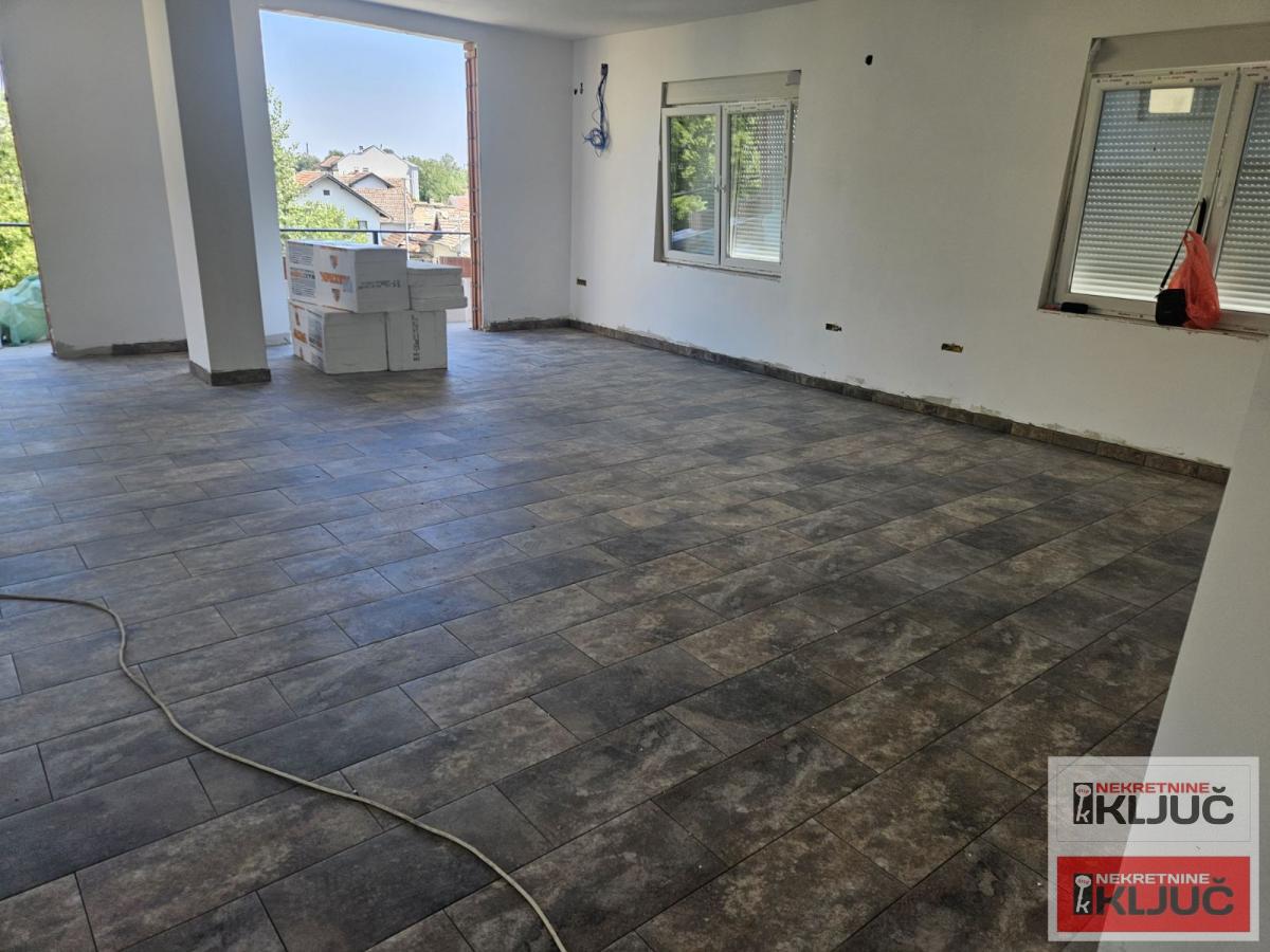 KLISA IZDAJE SE KANCELARIJSKI PROSTOR 9