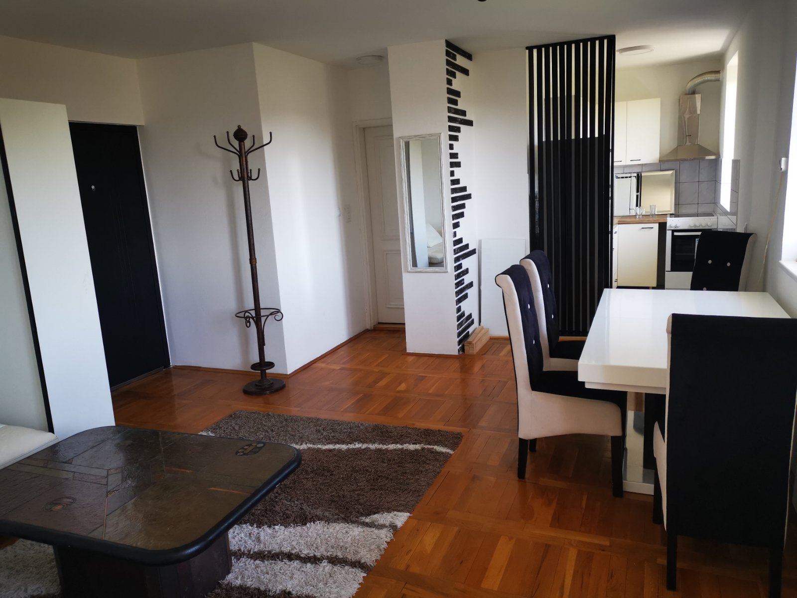 Izdajem dva lepa stana  okolina restorana Dedinje 1