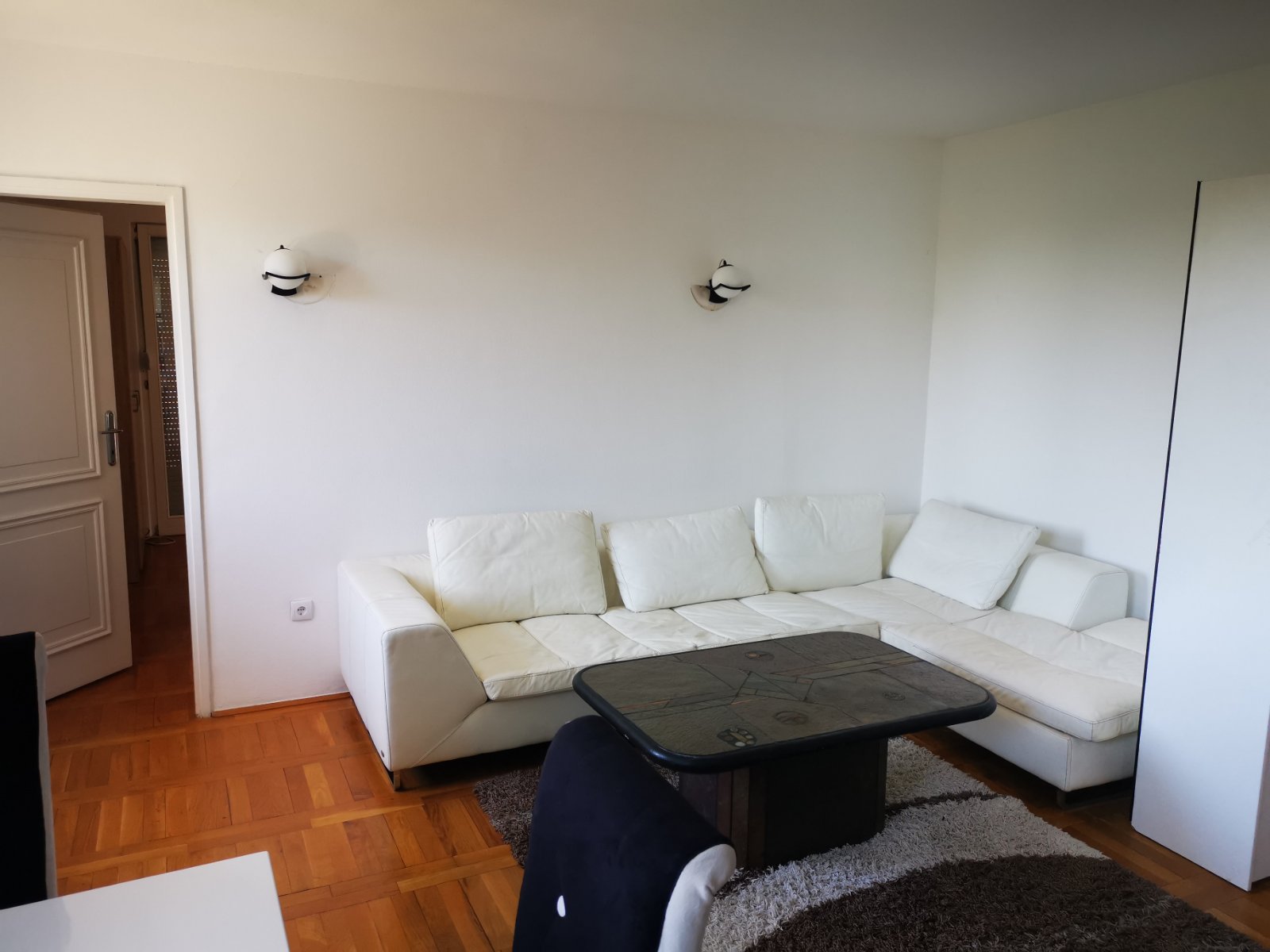 Izdajem dva lepa stana  okolina restorana Dedinje 2