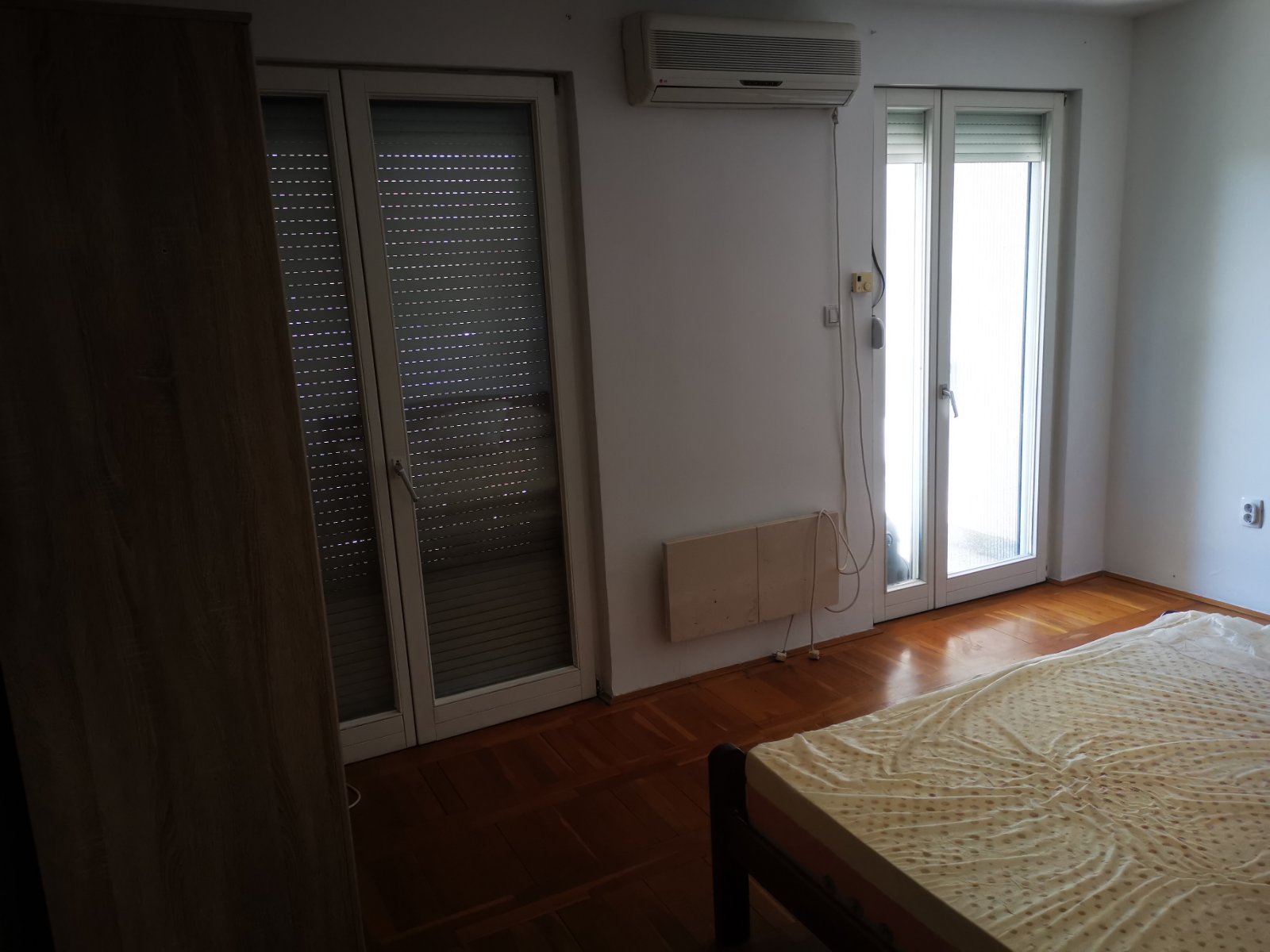 Izdajem dva lepa stana  okolina restorana Dedinje 3