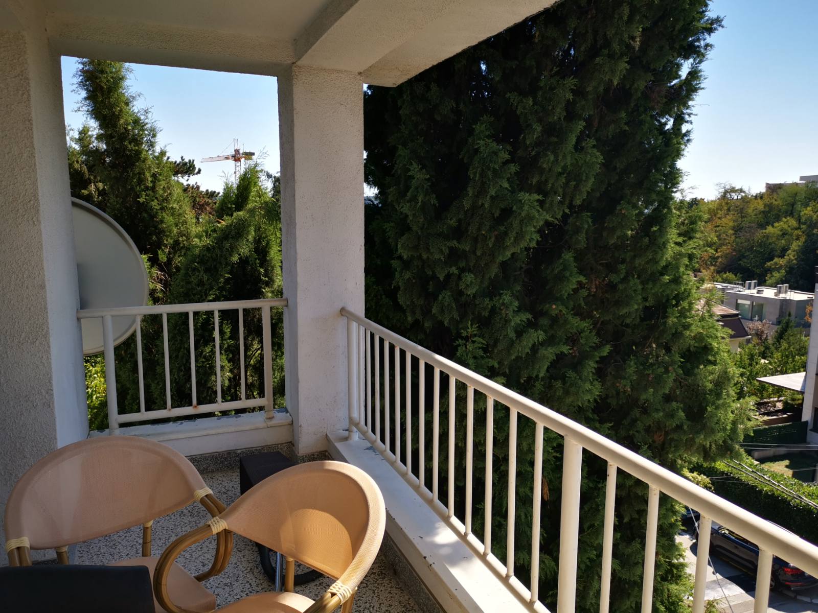 Izdajem dva lepa stana  okolina restorana Dedinje 4