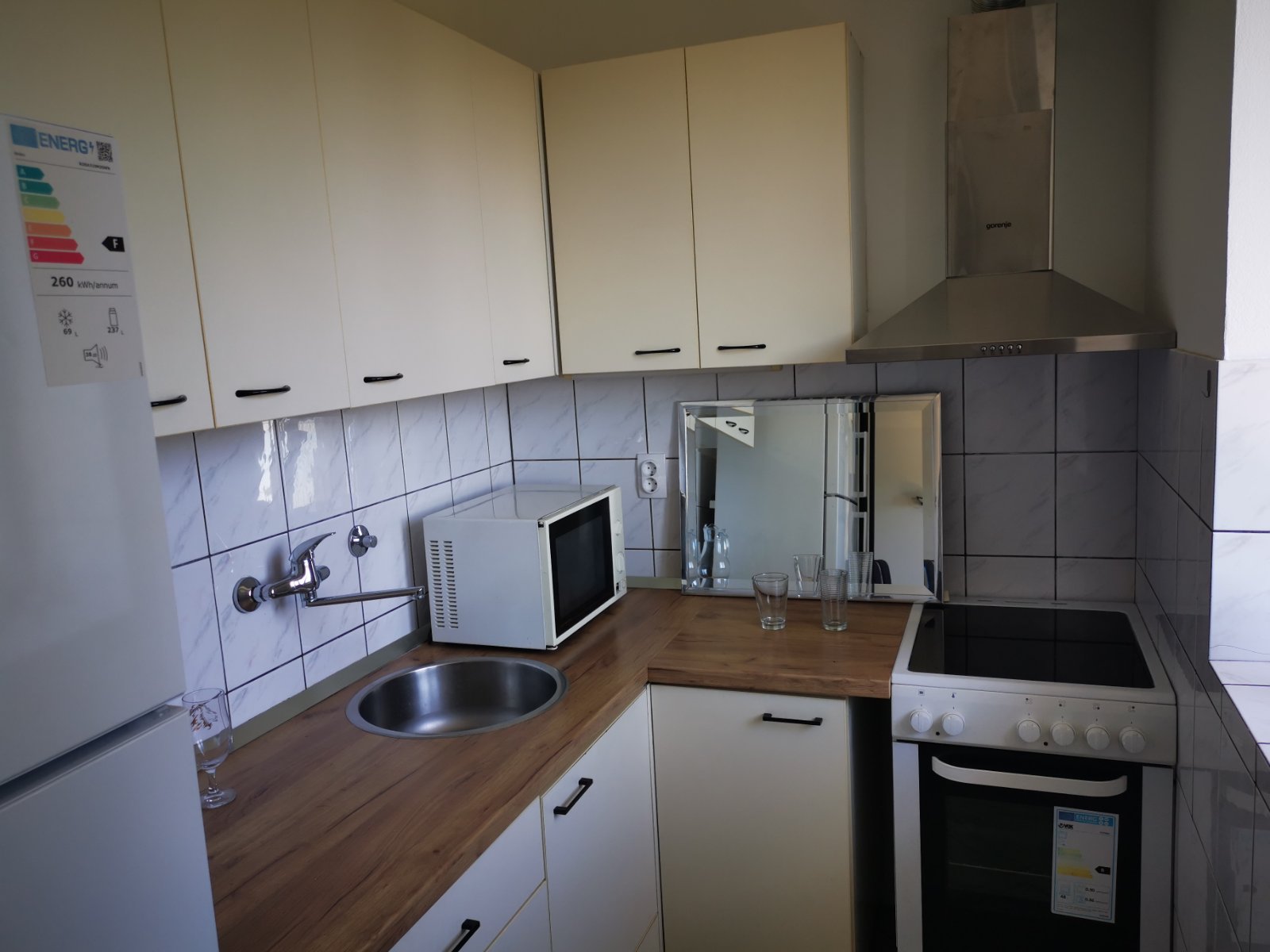 Izdajem dva lepa stana  okolina restorana Dedinje 5