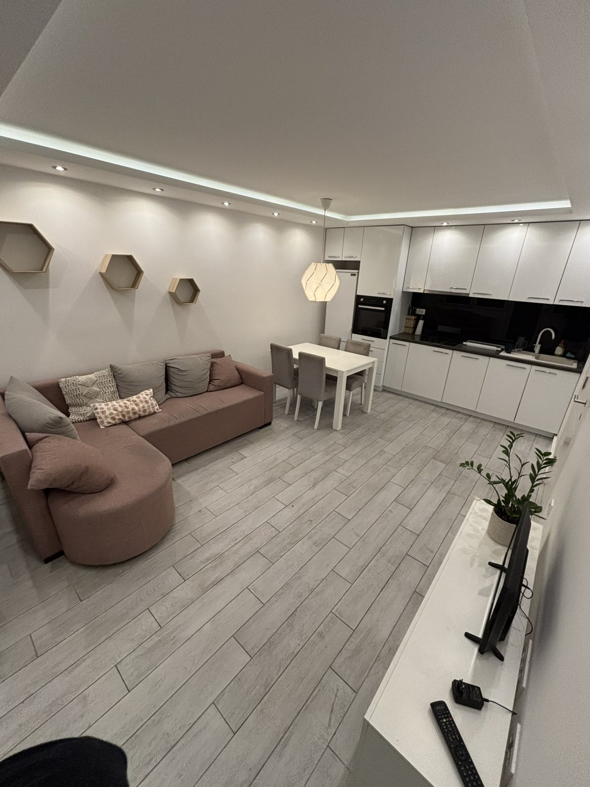 Izdajem dvosoban stan Vozdovac Kumodraz 1