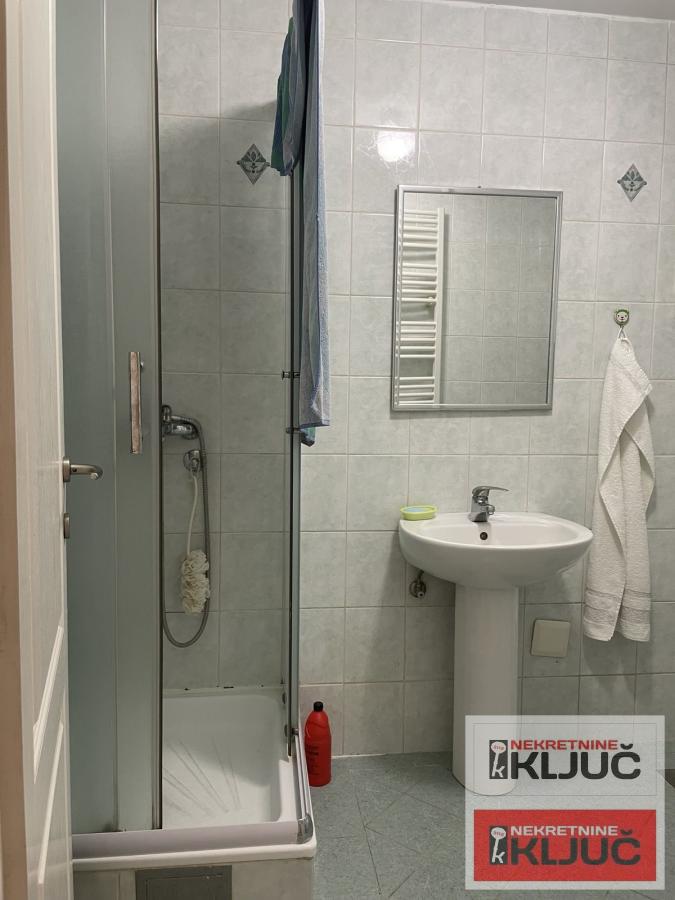 SAJAM IZDAJE SE DVOSOBAN DELIMIČNO OPREMLJEN STAN 10