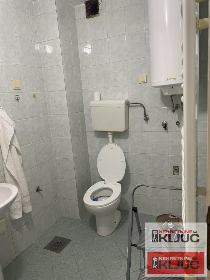 SAJAM IZDAJE SE DVOSOBAN DELIMIČNO OPREMLJEN STAN 12