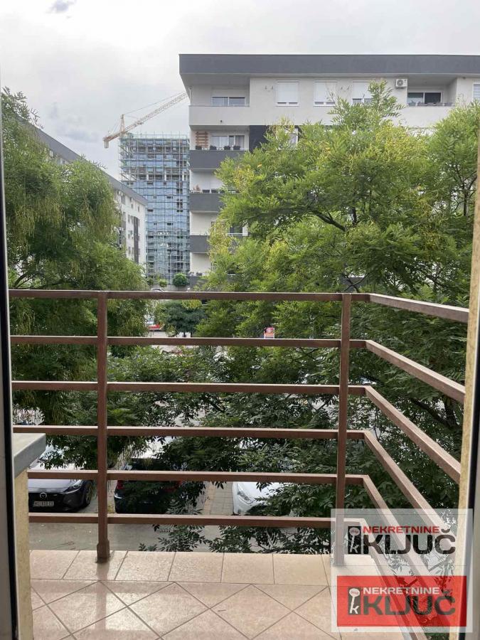 SAJAM IZDAJE SE DVOSOBAN DELIMIČNO OPREMLJEN STAN 15