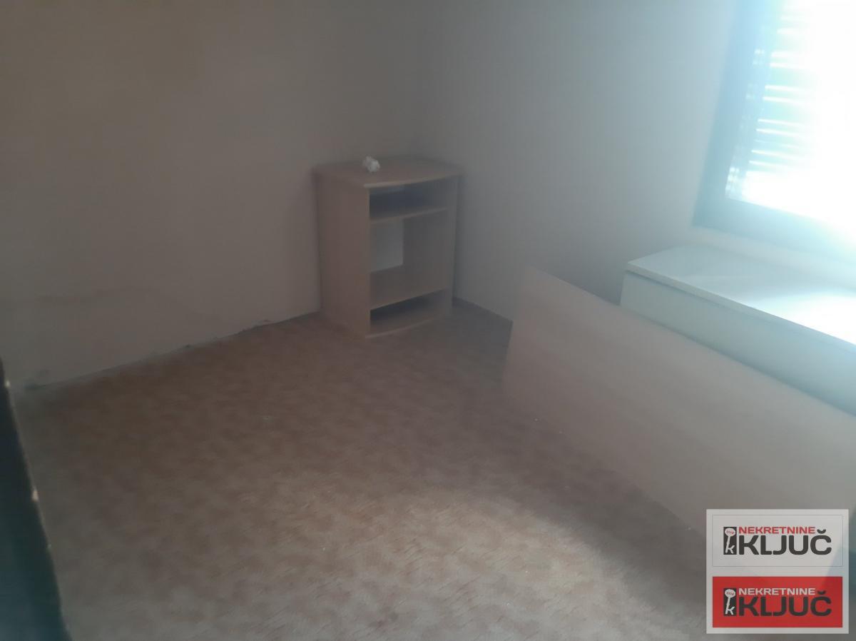 BEOČIN IZDAJE SE TROSOBNA OPREMLJENA KUĆA 11