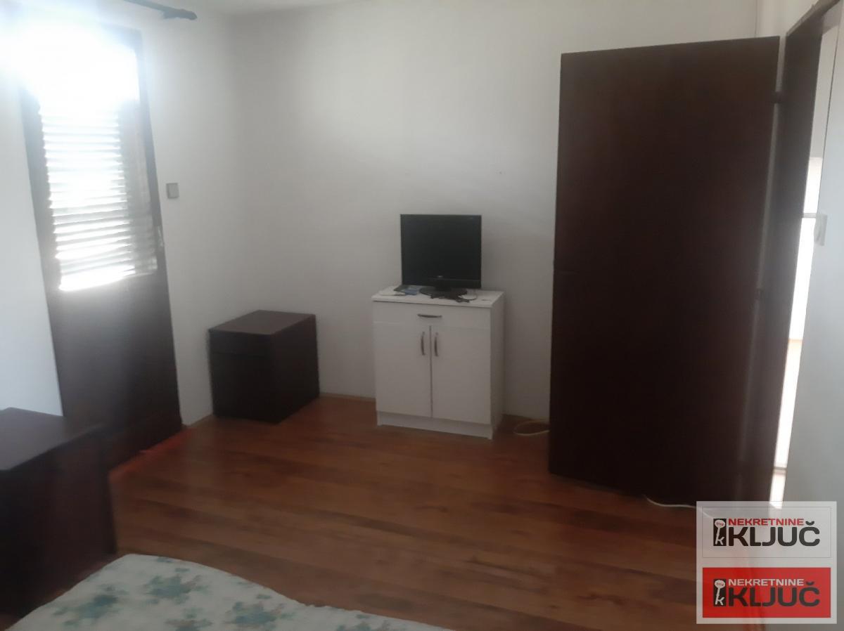 BEOČIN IZDAJE SE TROSOBNA OPREMLJENA KUĆA 12